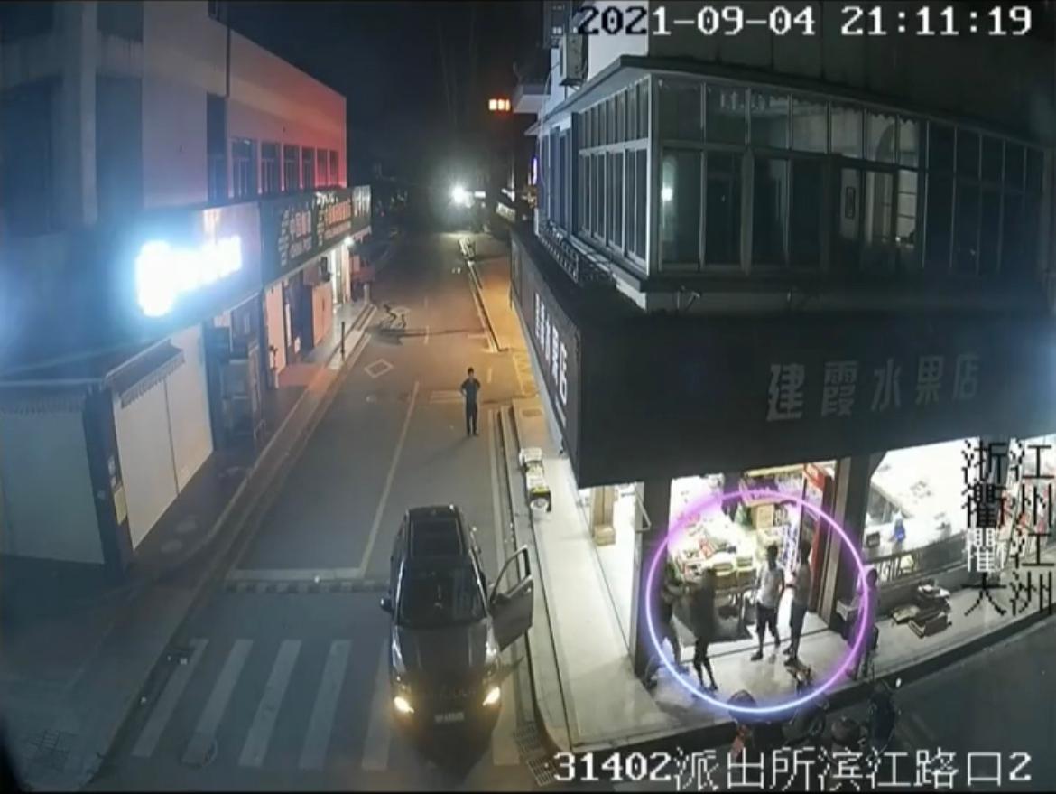 “谁和班花谈过恋爱？”为了这件事，浙江两男子在20周年同学聚会上打起来了