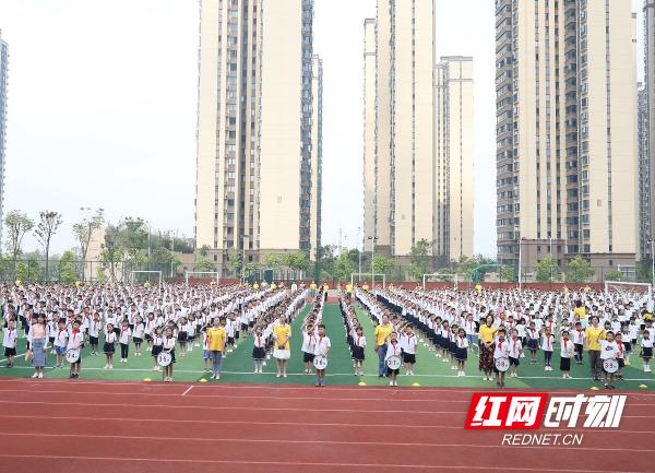 白鹤菱溪小学举行“致敬英雄”主题开学典礼(图2)