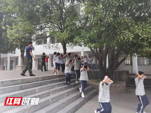 保靖縣雅麗中學(xué)消防演練筑牢校園安全防火墻(圖1) 保靖縣雅麗中學(xué)消防演練筑牢校園安全防火墻(圖1)