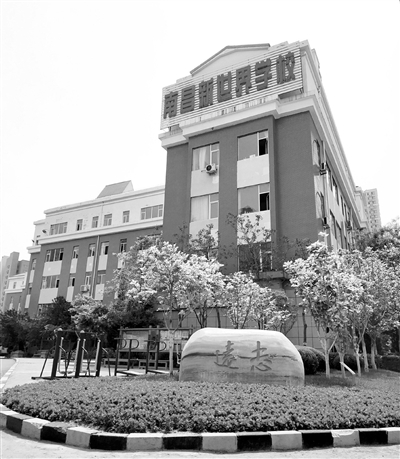 沈阳市南昌新世界学校绿树环绕好像植物园(图1)