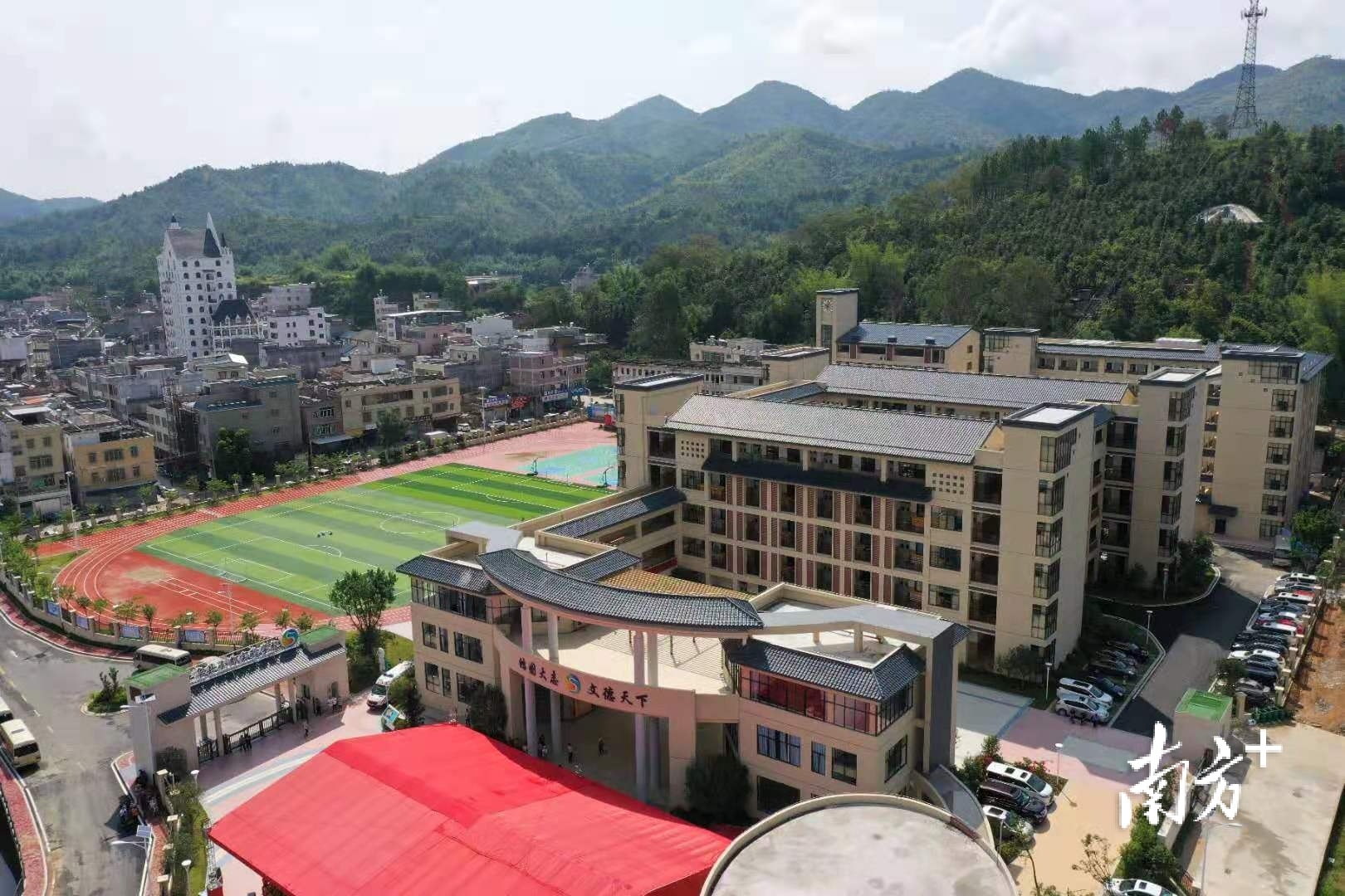 梅州五華水寨中學(xué)小都校區(qū)舉行掛牌揭幕(圖3)