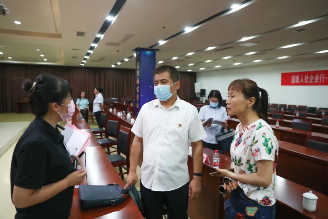 区人社局在济南新材料产业园区举办“温暖人社企业行”政策宣讲活动