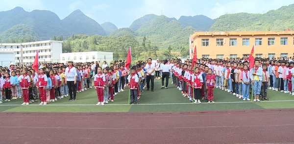 普定县龙场中学“颂党恩，铸师魂”主题队会(图1)