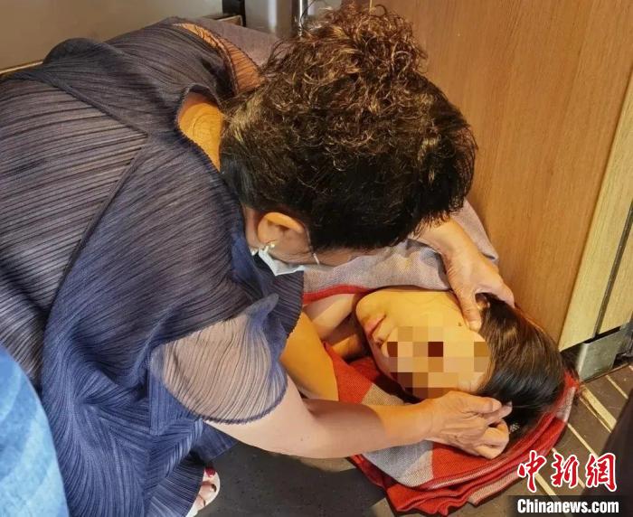 旅客动车突发疾病晕倒 中医药博导紧急施救