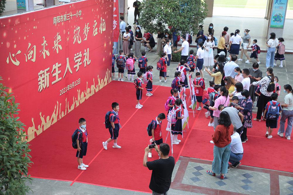 南陽市第三十一小學(xué)“心向未來筑夢(mèng)啟航”(圖1)