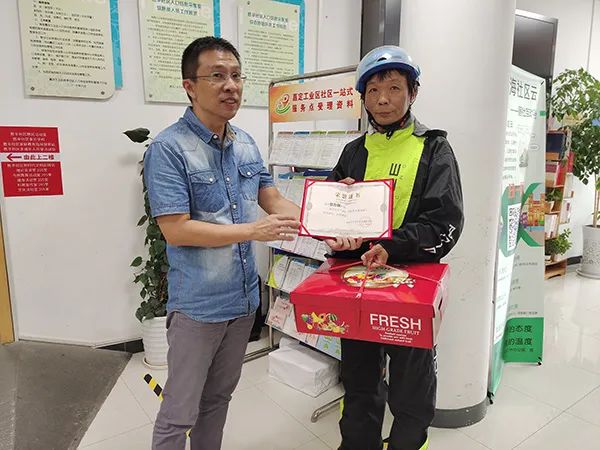 外卖小哥帮忙救火后，第一反应是“完了，下一笔订单超时了”