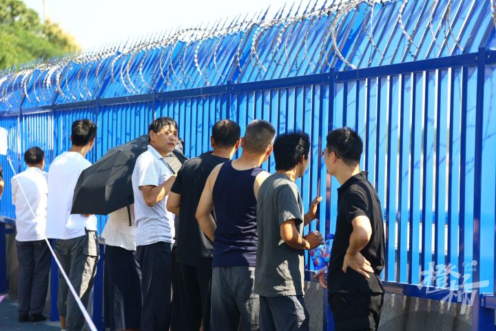 浪花超3米，壮观！八月十六，记者七格直击钱塘江大潮！现场新装了蓝色围栏，来看前后对比