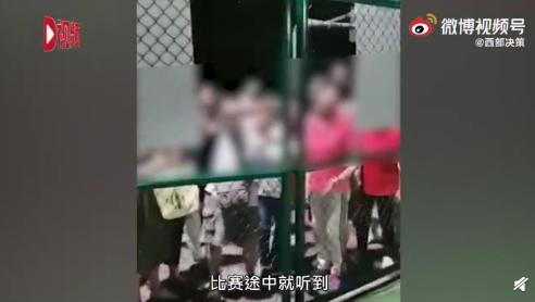 大爷大妈砸锁抢小学生足球场跳舞，还自带音响！社区回应了