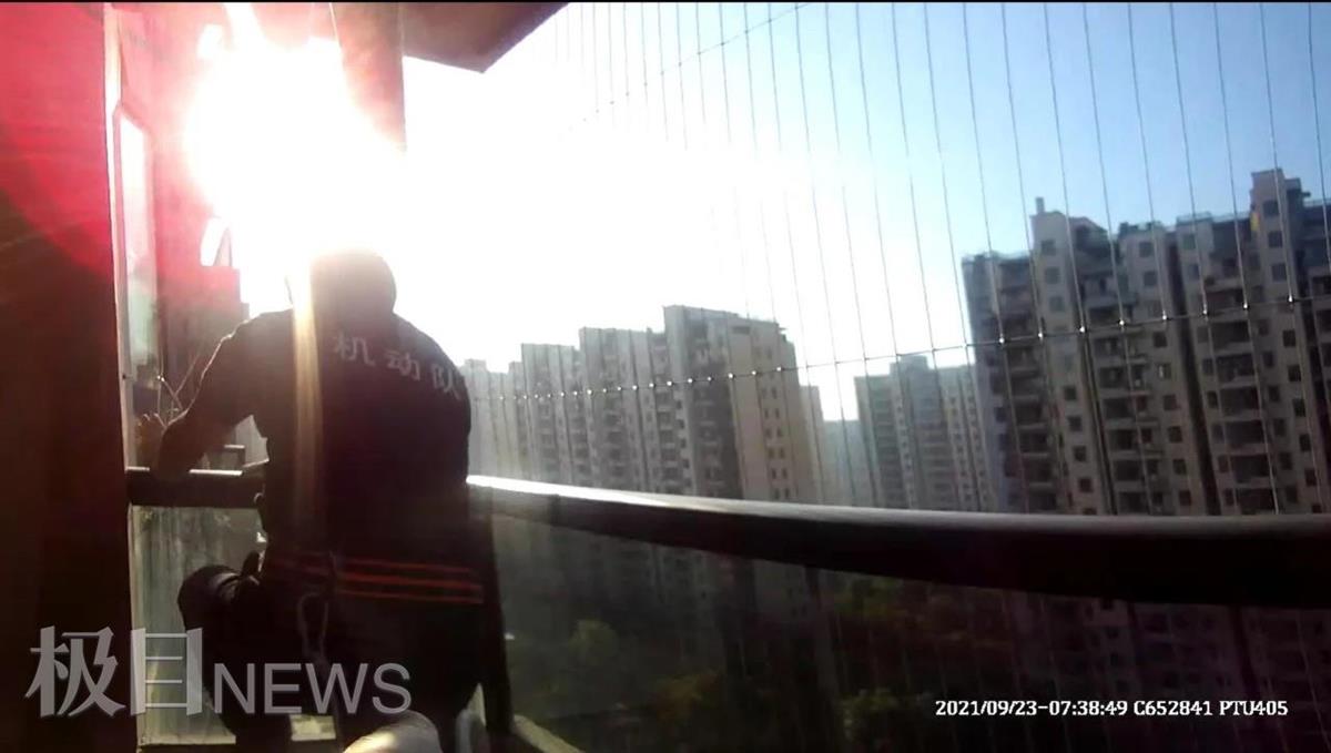 杭州4岁女童悬站11楼阳台护栏外，辅警腰系绳索空降营救