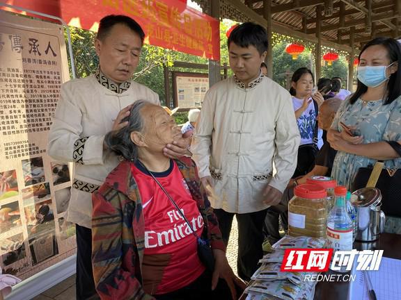 龙山县卫健局开展“土家医药苗医药宣传日”活动