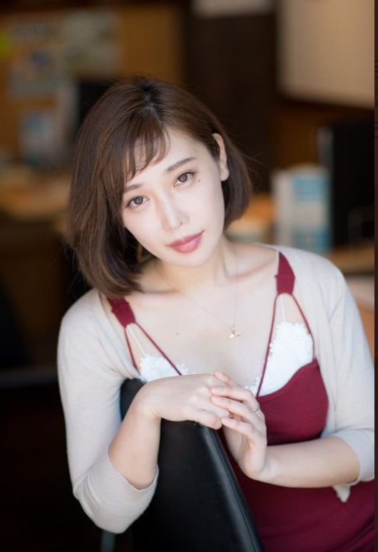 日本超美才女畢業名校！被欽點為樂天社長秘書後卻逃跑，轉身成為最火辣的魚販子