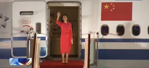 “祖国，我回来了”，孟晚舟哽咽发言后，现场这个细节让人泪目