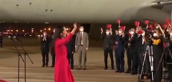 “祖国，我回来了”，孟晚舟哽咽发言后，现场这个细节让人泪目