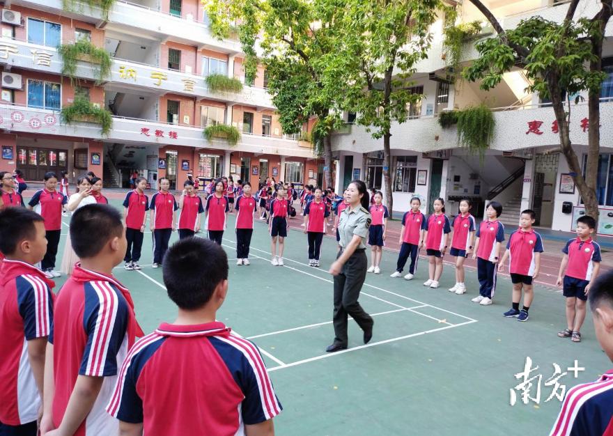 连州镇实验小学成立首批国旗护卫队(图4)