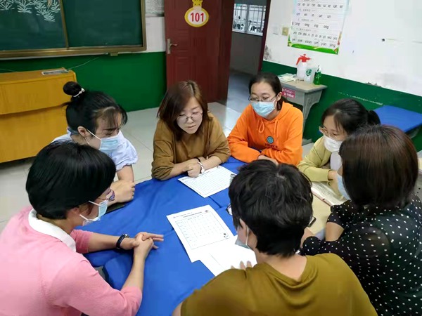 蓬莱区易三实验小学开展一年级新生书写活动(图1)