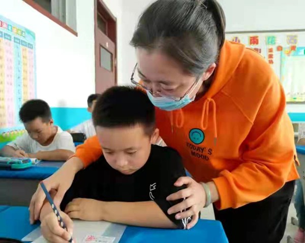 蓬莱区易三实验小学开展一年级新生书写活动(图2)