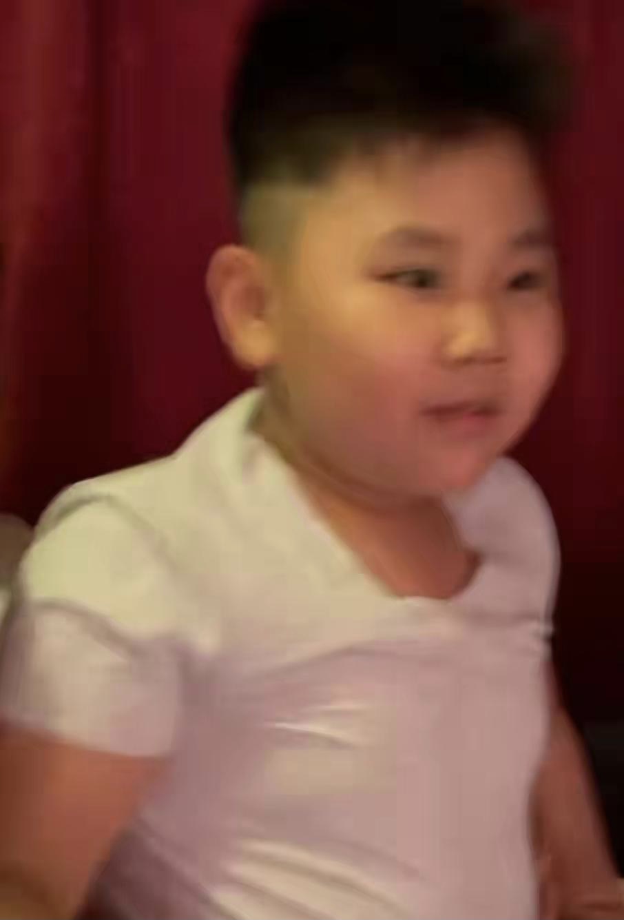 王惠時隔20年罕見登臺演出，郭德綱親自為老婆報幕，穿露肩旗袍體格是老公兩倍寬