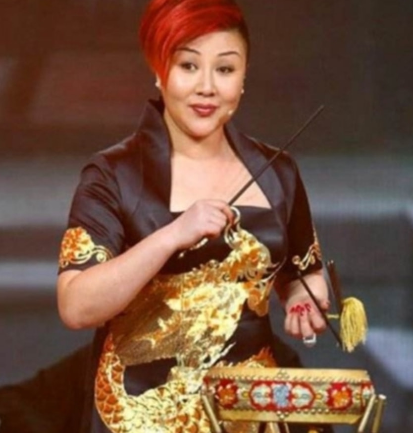 王惠時隔20年罕見登臺演出，郭德綱親自為老婆報幕，穿露肩旗袍體格是老公兩倍寬