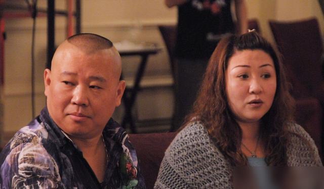 王惠時隔20年罕見登臺演出，郭德綱親自為老婆報幕，穿露肩旗袍體格是老公兩倍寬