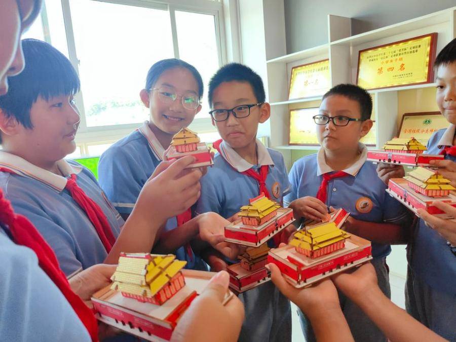 威海普陀路小學(xué)舉行“點(diǎn)燃愛國情 傳承中國夢”(圖3) 威海普陀路小學(xué)舉行“點(diǎn)燃愛國情 傳承中國夢”(圖3)