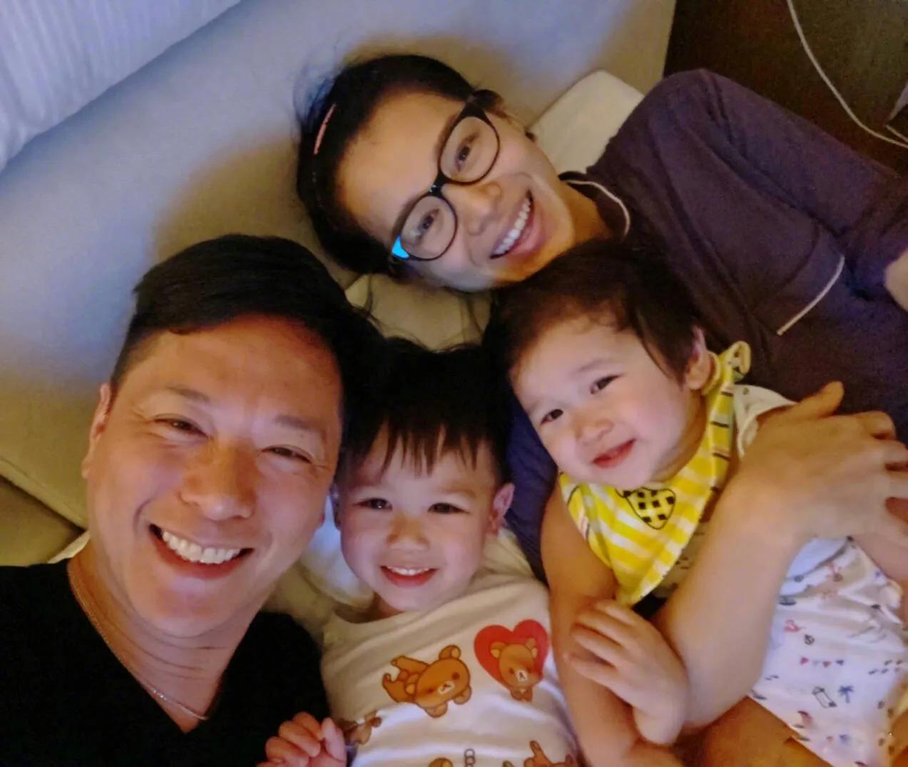 胡杏兒帶小兒子現身機場，奕霖被抱懷中乖巧可愛萌態十足