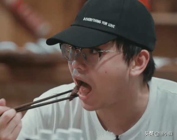 嫌弃黄磊做饭太油腻？黄晓明吃菜涮热水去油，饭不够吃彭昱畅剩饭