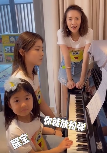 Small apple wakes wake play piano to celebrate for Zhang Ziyi unripe: Zhang Ziyi is touched so that resemble a child