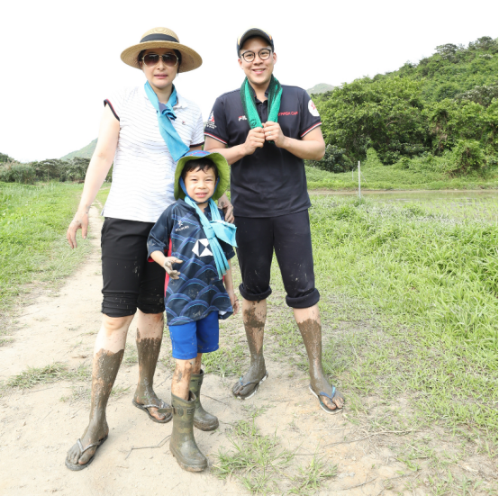 有種“豪門修養”叫郭晶晶，家長會上打扮精緻，網友：真正的貴族