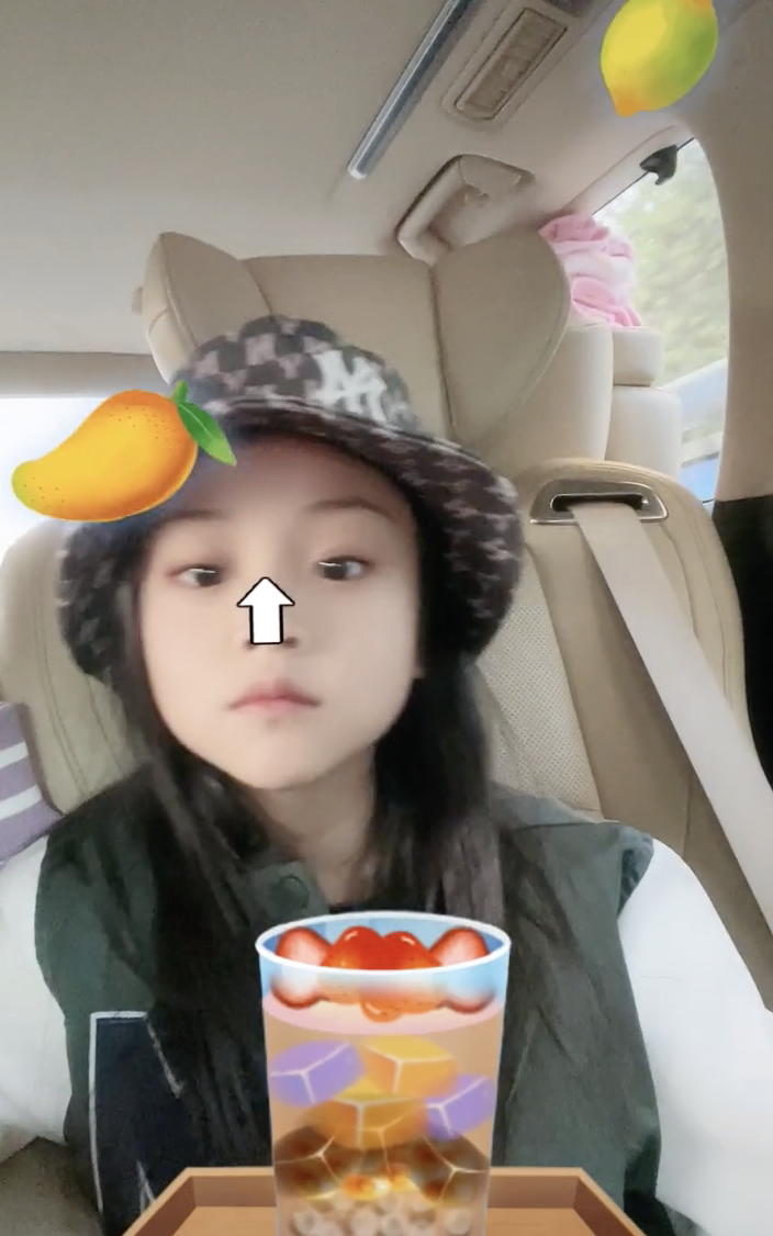 李小璐曬與女兒同框，甜馨戴漁夫帽文靜淑女，越來越有女神範兒