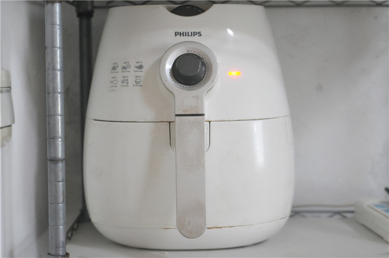 我家五花肉从不红烧，淋一勺酱油，不炒也不炖，一大盘不够吃