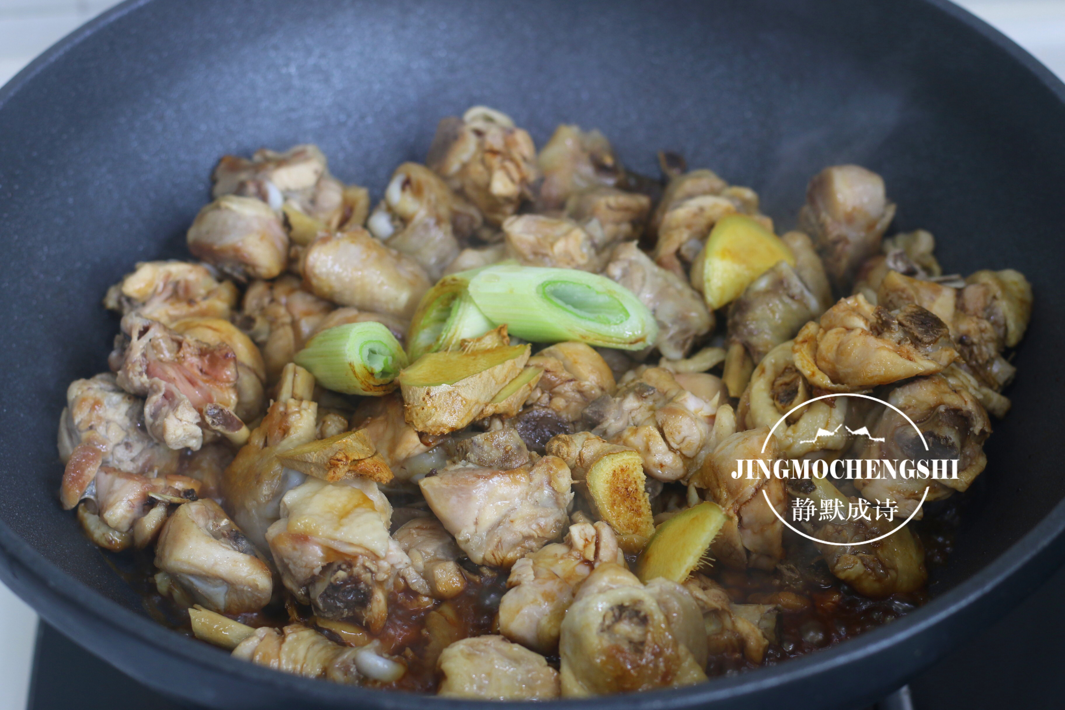 鸡腿和它是绝配，像我这样烧上1锅，好吃又解馋，你也来1勺？