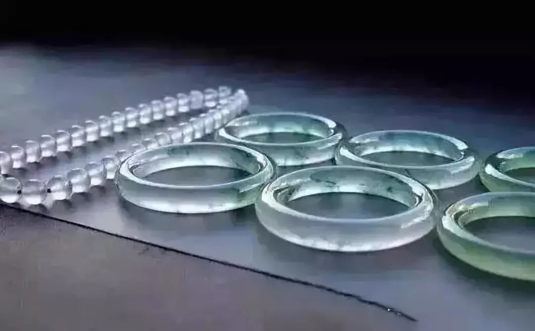 黄渤也是翡翠行家！60000买的翡翠手镯现已升值至百万元！