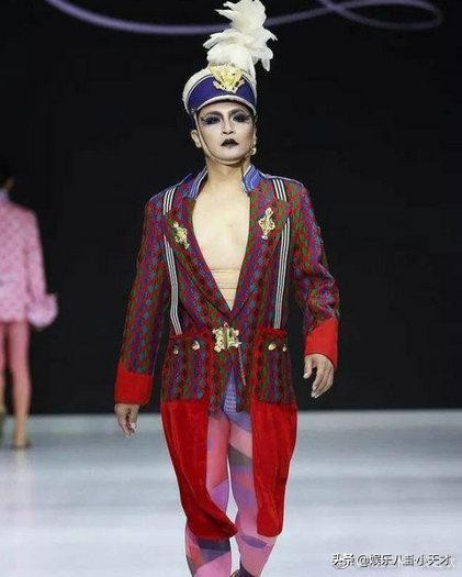 这个男明星穿透视装、化妖艳女妆，背后原因令