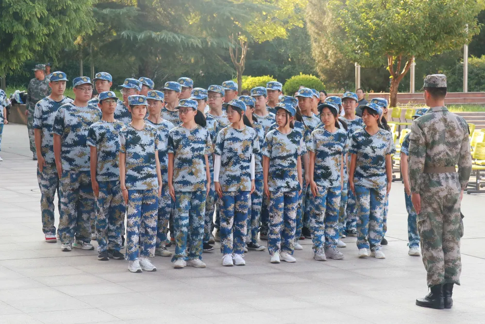 军姿飒爽 青春飞扬，潍坊恒德实验学校举行2021级新生军训闭营仪式