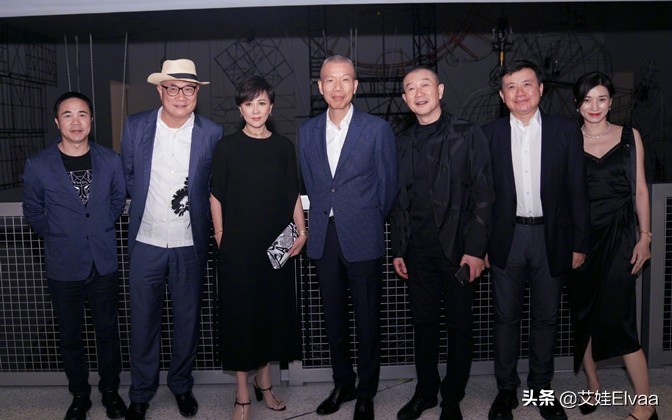 刘嘉玲携母拜佛祈福，穿连体裤靠边站，刘妈拎40万包不小心露富了