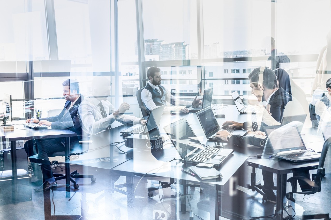 12位中年程序员：代码一敲十年，收入虽高前途摇摆