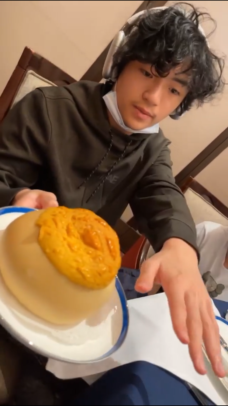 張柏芝大兒子罕見露臉，13歲Lucas稚氣褪去變成熟，很像謝霆鋒