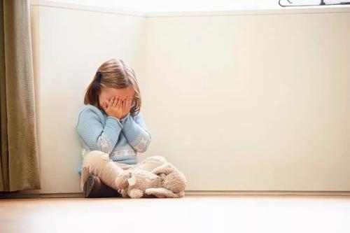 孩子总是喜欢哭闹，并非是无理取闹，可能是这4个原因