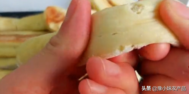 铁棍山药+鸡蛋做成小面食，内里绵软表皮香脆，香喷喷像小面包