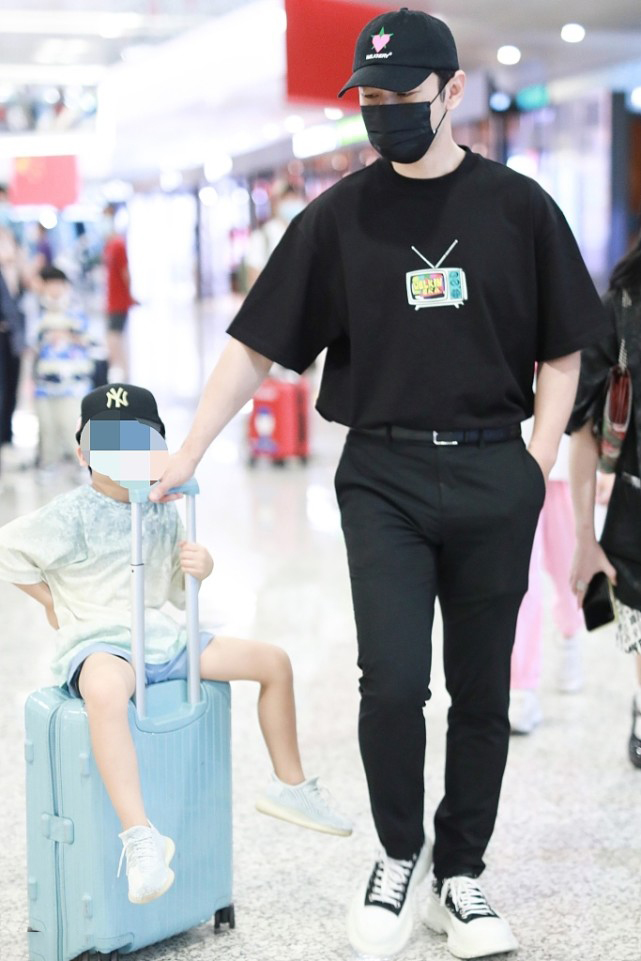 黄晓明带儿子现身潮爸范十足，小海绵坐拉杆箱可爱满分，长腿抢镜