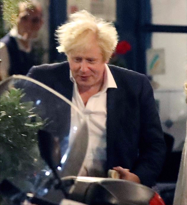 英第一夫人挺7个月孕肚还抱着儿子！儿子“金毛”发型比老爸更酷