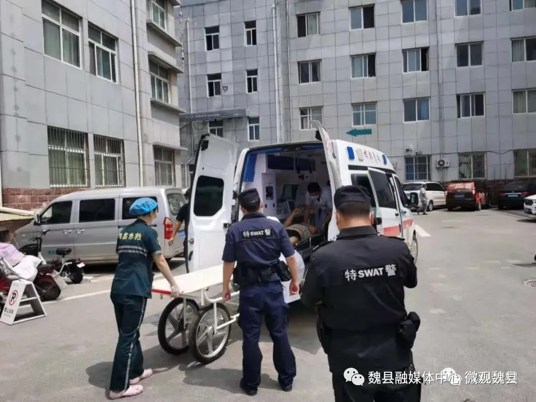 邯鄲魏縣：一男子癱倒在地 民警的做法獲點贊