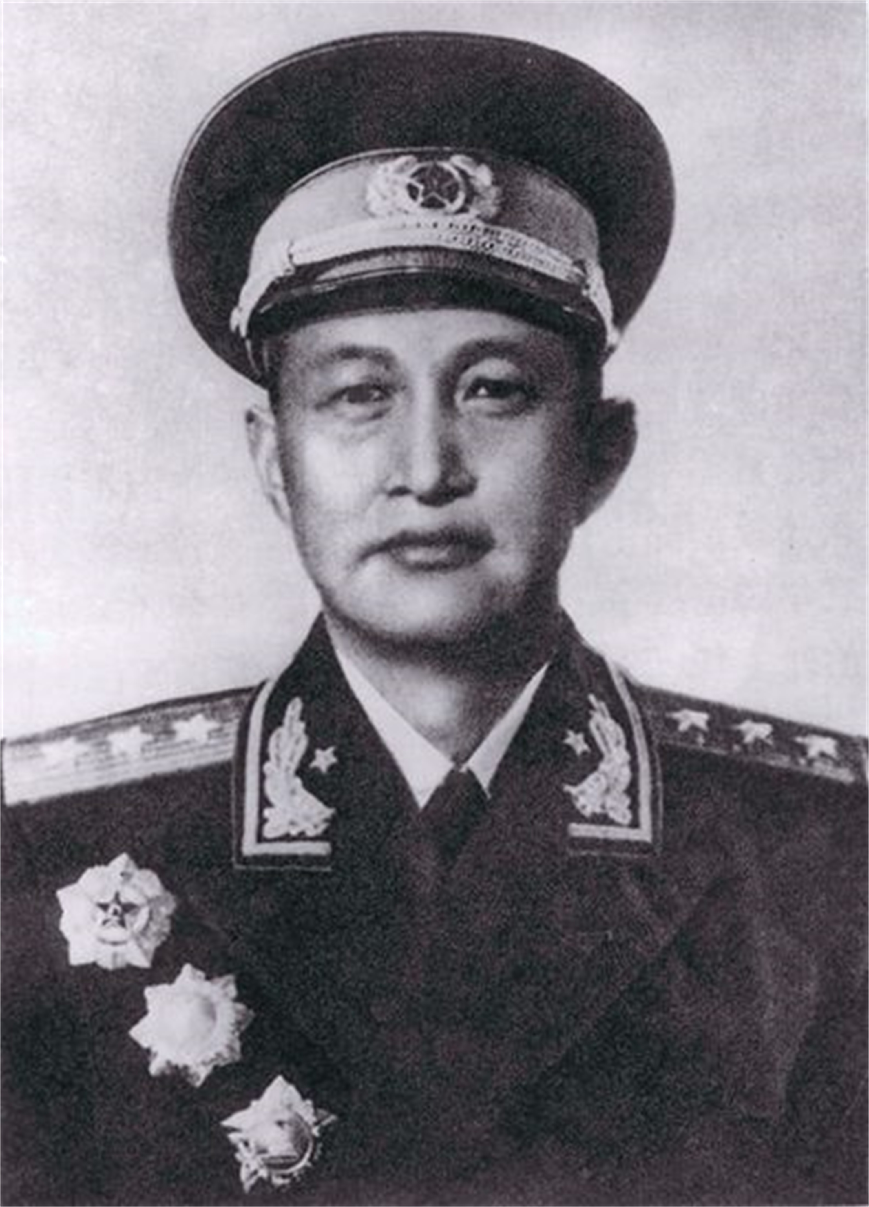 1951年，麦克阿瑟扬言要轰炸中国，结果半夜被杜鲁门解除一切职务