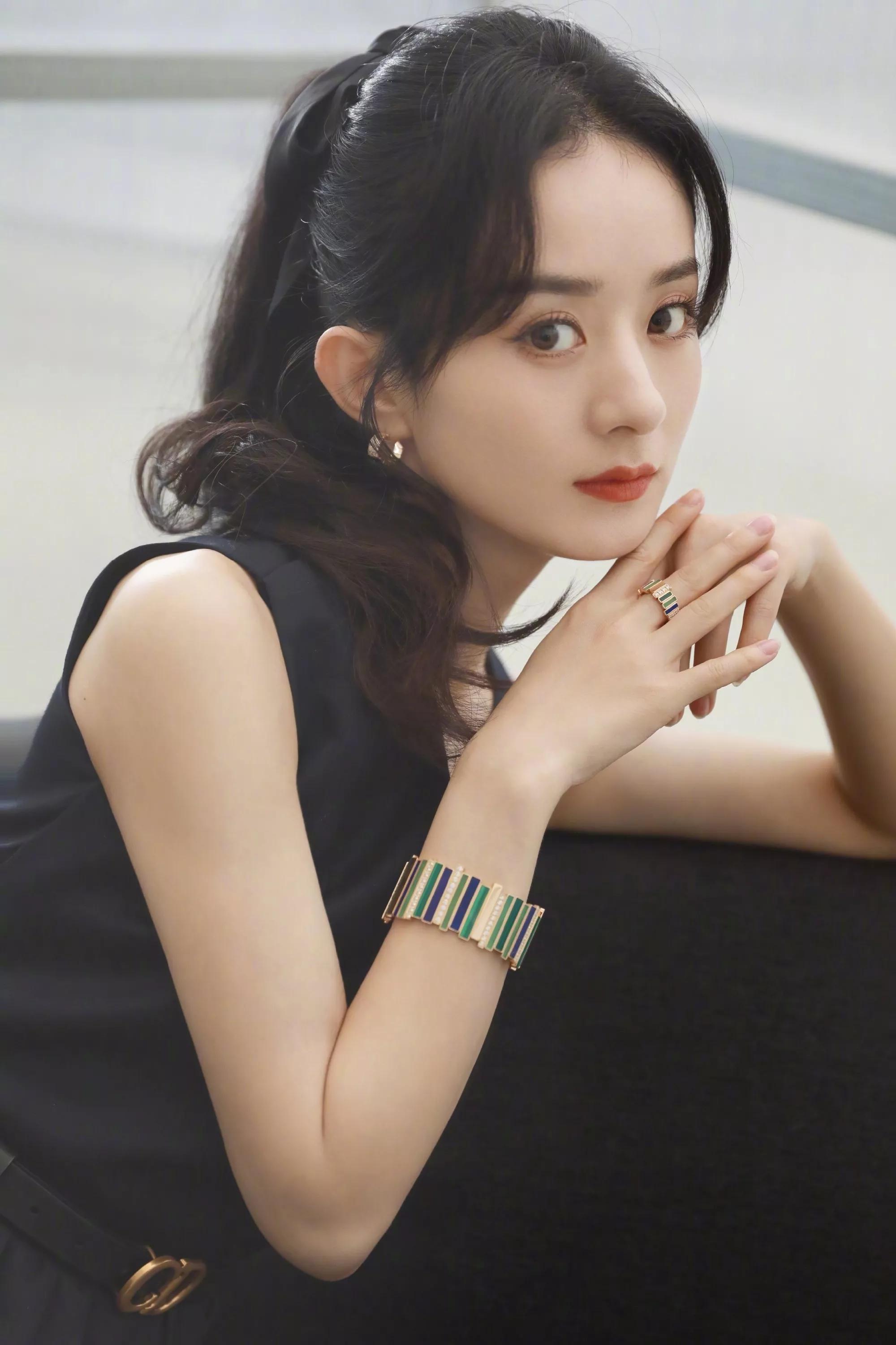 Simple is also a beauty - Zhao Liying black dress, simple match ...