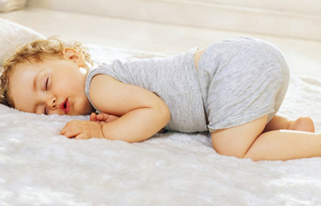 寶寶睡著後滿床�打滾�，難道是娃太好動？ 背後原因家長要知曉