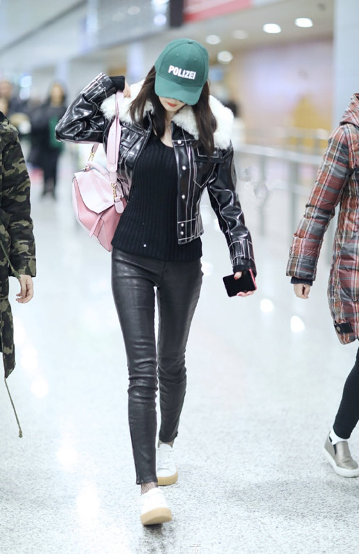 杨幂不愧是85花中翘楚，机场穿皮裤腿细且直抢镜