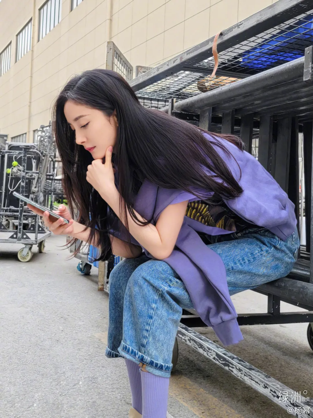 杨幂又带火了“回力鞋+裙子”!巨美巨显腿细,绝了