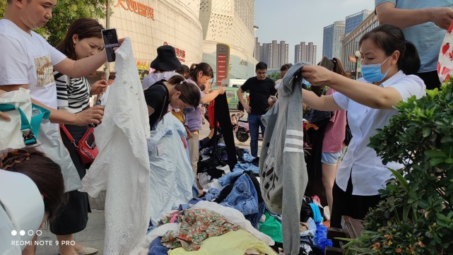 暴雨后的二七商圈：捞出来的衣服滴着水十元大甩卖！有商户亏损数百万，更难的是没钱再下订单