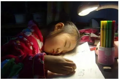 孩子作业没写完，该“熬夜写”还是“早起补”？学霸做法值得借鉴