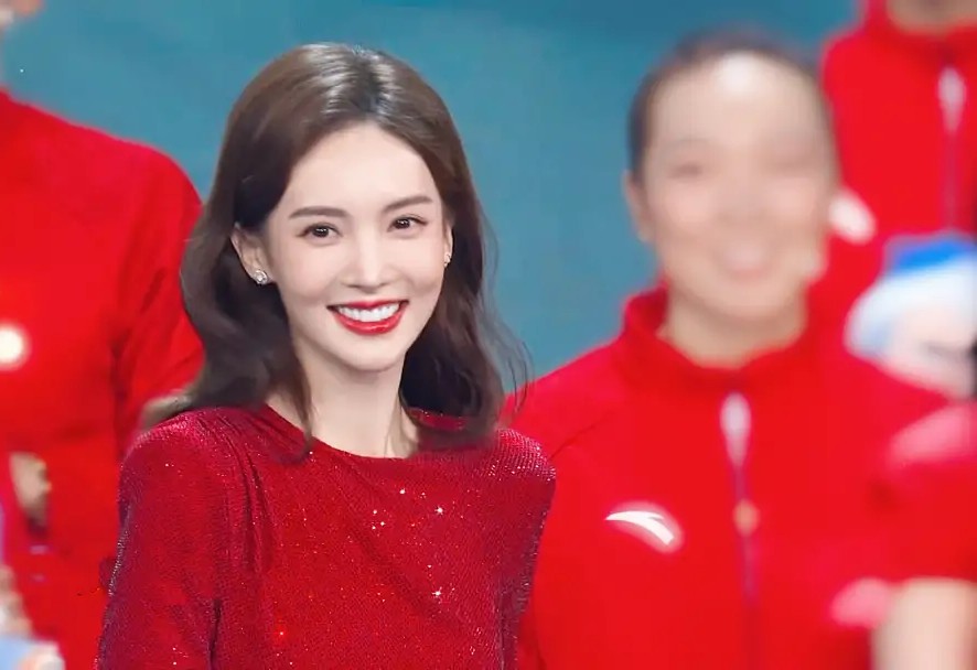 春晚4个小插曲：倪妮借大牌衣服不敢摘标签，王